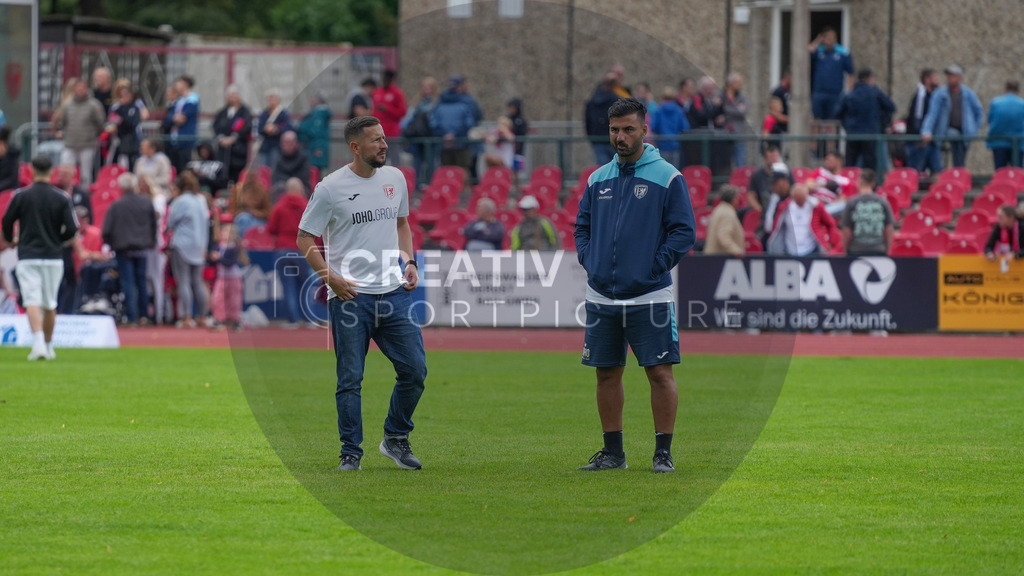 Fußball, Herren, Saison 2025/2026, Regionalliga Nordost, 9. Spieltag, Greifswalder FC vs. FSV 63 Luckenwalde, Sonntag 21.09.2025, Volksstadion Greifswald, | Fußball, Herren, Saison 2025/2026, Regionalliga Nordost, 9. Spieltag, Greifswalder FC vs. FSV 63 Luckenwalde, Sonntag 21.09.2025, Volksstadion Greifswald, Im Bild: Markus Zschiesche (l. Cheftrainer Greifswald) und Timur Binerbay (r. Co-Trainer Greifswald) - Realisiert mit Pictrs.com