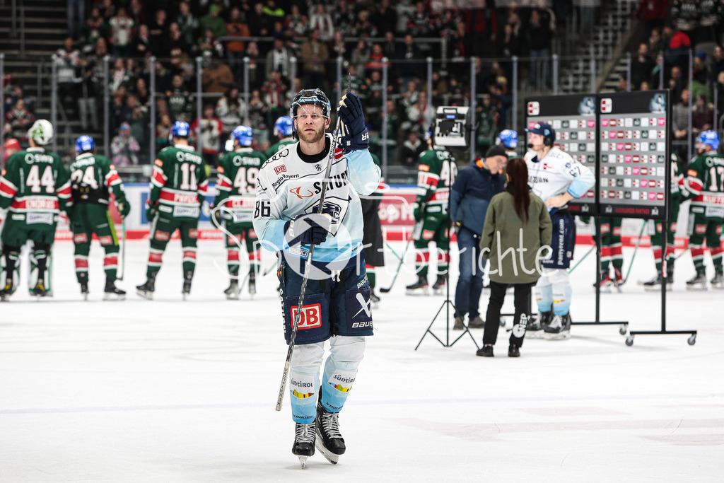 Augsburger Panther - ERC Ingolstadt | Daniel PIETTA (ING #86) bedankt sich bei den Fans