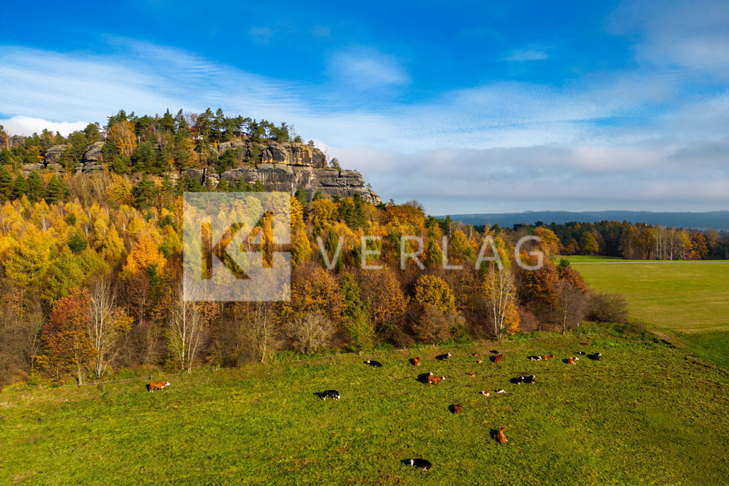 Wandbild-Rauenstein-Luftbild-Herbst-DJI_0337 | Luftaufnahme Rauenstein in der Sächsischen Schweiz Elbsandsteingebirge - Realisiert mit Pictrs.com