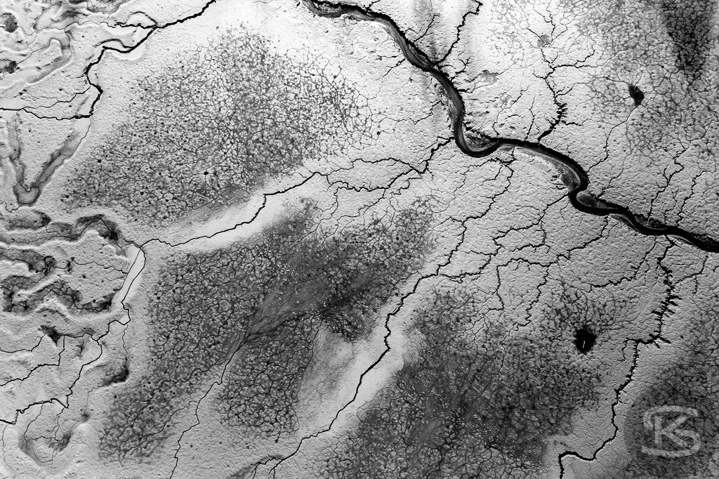 Ground Levels – Abstrakte Landschaften entwässerter Seen aus der Vogelperspektive | Ground Levels zeigt Drohnenaufnahmen entwässerter Seegründe, die zwischen Realität und Abstraktion oszillieren. Rinnsale, Pfützen und Muster verwandeln sich aus der Luft zu abstrakten Kompositionen – Fotokunst von Stefan Kuhn. - Realisiert mit Pictrs.com