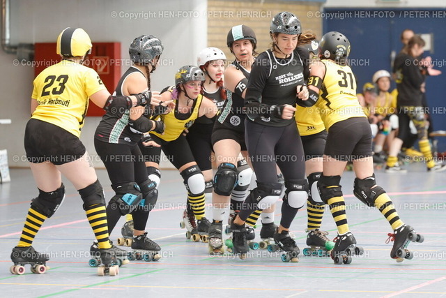 Riot Rollers zweifach Sieger  | 12.10.2025 Rollschuhsport Vollkontaktsport Roller-Derby Zweite Bundesliga zwischen Riot Rollers Rascals Darmstadt - rocKArollers 2. v. re. Nationalspielerin Katharina Funk (12 Darmstadt) (Foto: Peter Henrich) - Realisiert mit Pictrs.com