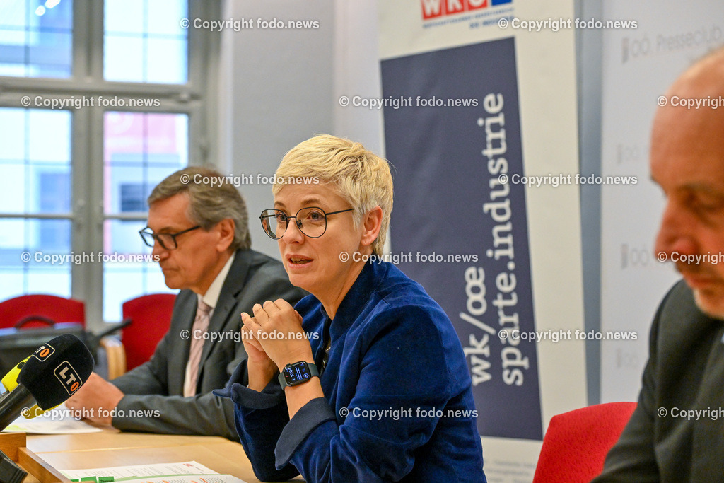 Pressekonferenz WKO Oberoesterreich_ Gasversorgung_ 03.05.2024-9 | 03.05.2024, Presseclub Linz, AUT, Pressekonferenz WKO Oberoesterreich, Ooe. Wirtschaft benoetigt sichere Gasversorgung und Wasserstoff-Perspektive, im Bild Erich Frommwald (Obmann der Sparte Industrie der Wirtschaftskammer Ooe), Doris Hummer (Praesidentin der Wirtschaftskammer Ooe), Bernhard Painz (Vorstand der AGGM Austrian Gas Grid Management AG)