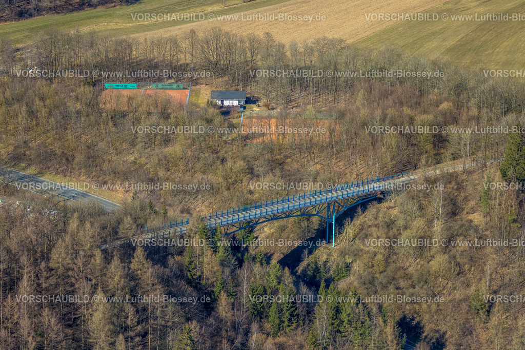 Olpe250308239Rhode | Luftbild, Fußgängerbrücke Pallottinerweg über die Bundesstraße B54 im Waldgebiet, Tennisplätze Olper Tennis Club, Olpe-Stadt, Olpe, Sauerland, Nordrhein-Westfalen, Deutschland