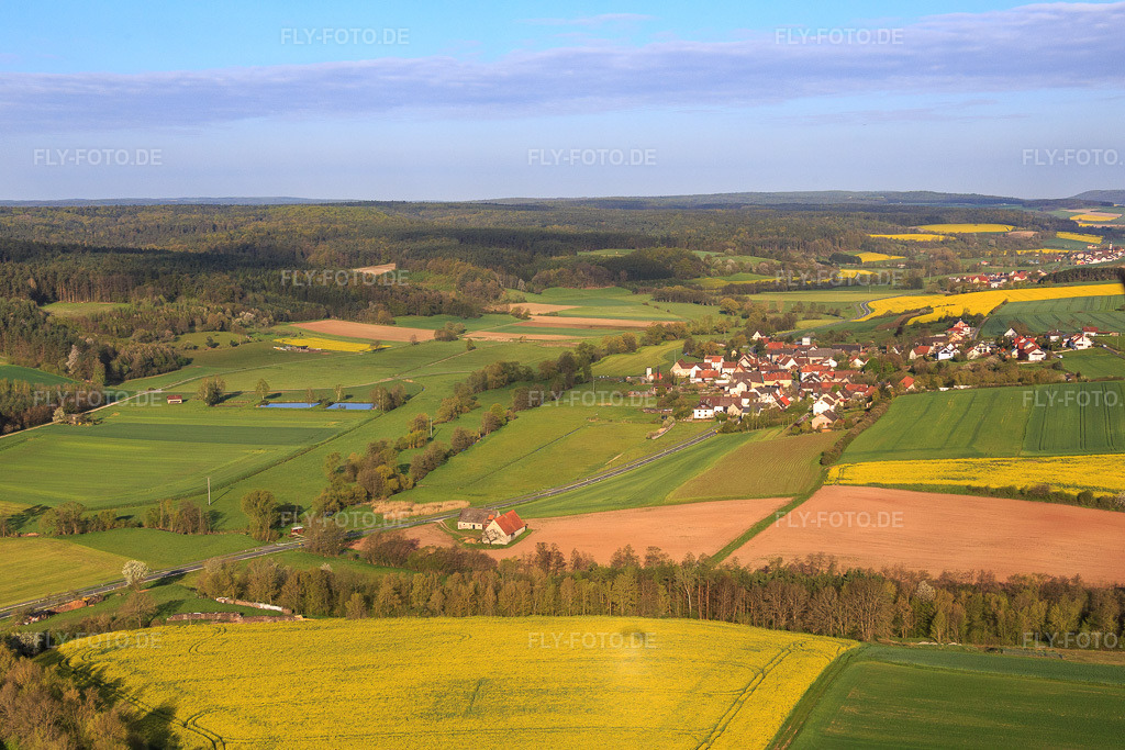 Luftbild: Ortsansicht von Osten im Ortsteil Zettmannsdorf in Schönbrunn im Bundesland Bayern in Deutschland. Foto: IMG_087821.jpg vom 05.05.2016 durch Werner Riehm/FLY-FOTO.de