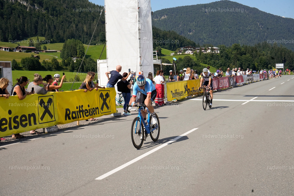 801_20230817_Bewerb_Maenner_Muehlanger | AUT - OESTERREICH, 2023-08-16: SPORT RENNRAD-FAHREN - 55. INTERNATIONALER RADWELTPOKAL IN ST. JOHANN IN TIROL  - Vintage-Radrennen mit WM-Bronze-Medaillen-Siegerin Christina Schweinberger, den Teilnehmer und Alexander Baumann (vom Orginastions-Team) - TAG 2 BEWERB MAENNER IN SECHS GRUPPEN  ; Foto: Roland Muehlanger