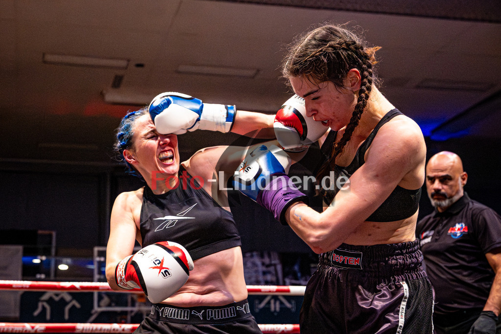 Alexandra Pasztor (Kickboxen Tutzing - blau) gegen Natascha Stark (MFA Penz - rot) | MFA Fight Night Lowkick bis 65kg Kampf 12, Alexandra Pasztor (Kickboxen Tutzing - blau) gegen Natascha Stark (MFA Penz - rot), 20251108,,2025-11-08 in Penzberg (Wellenberghalle Penzberg), Copyright: WolfgangxLindner www.foto-lindner.de