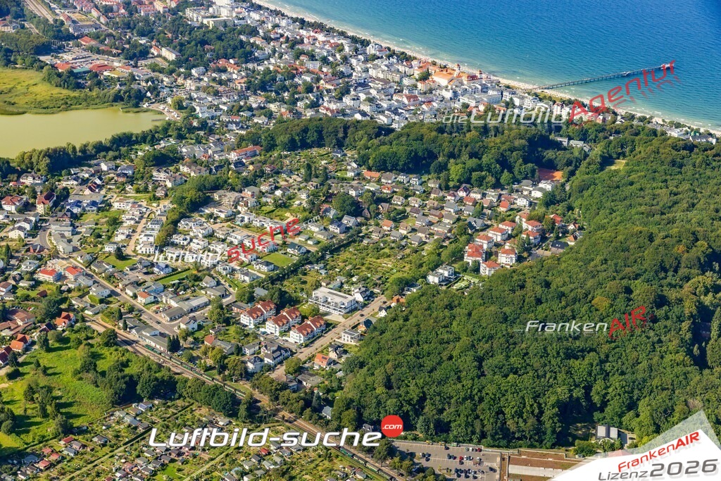 Luftbild der Stadt Binz - Die Luftaufnahme wurde 2025 vom UL-Flugzeug heraus erstellt ( keine Drohne ) - Hochauflösende Luftaufnahme - für professionelle Ausdrucke geeignet. Die Geschenkidee !Hier alle&nbsp;Infos zur Lizenzierung der LuftaufnahmeWir fliegen auch dieses Jahr wieder in Ihre Region um Luftbilder zu erstellen.- Luftbild anfragen