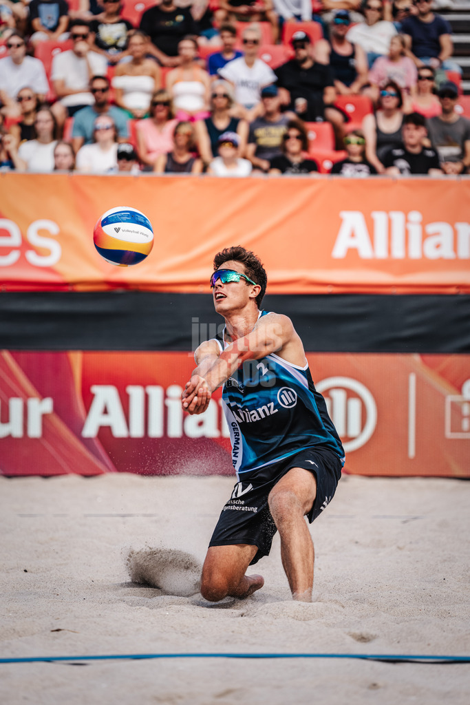 Beachvolleyball | Männer  | Allianz German Beach Tour 2024 | Tourstop Kühlungsborn | 10.08.2024 | Lui Wüst spielt den Ball