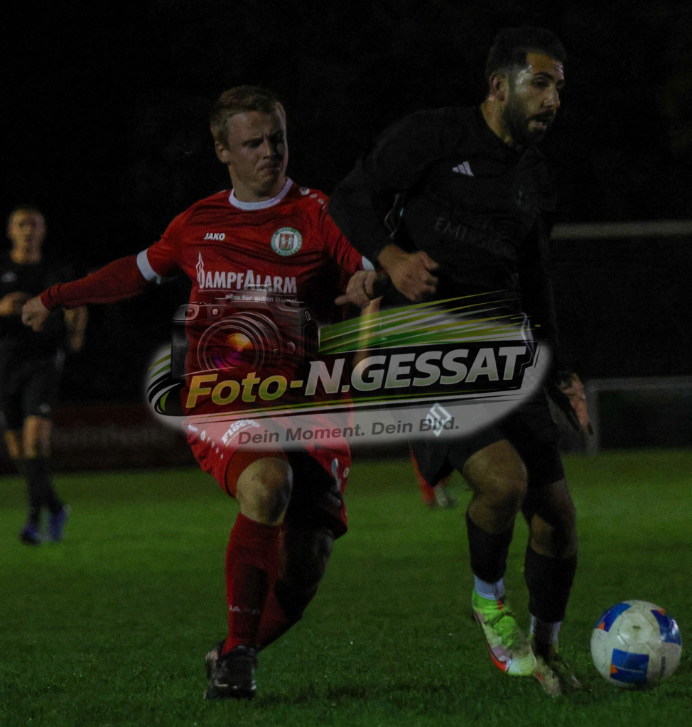 Bünder SV - VfL Mennighüffen | Auf dem Bild zu sehen: rot Bünder SV: Robin Luca Wolf ; schwarz VfL Mennighüffen: Andrih Moussa Bünder SV, VfL Mennighüffen, Saison 26/27, Kreispokal, Viertelfinale, Bünde, Deutschland - Realisiert mit Pictrs.com