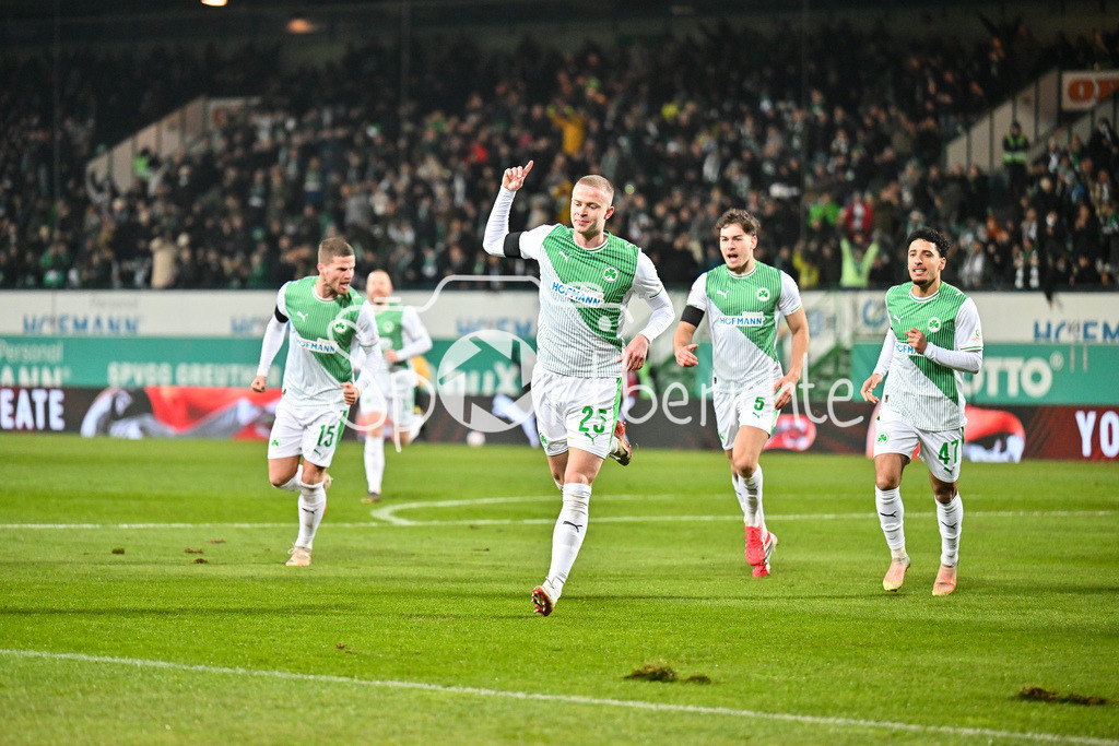 SpVgg Greuther Fürth - 1. FC Magdeburg | FUERTH, GERMANY - 06. FEBRUARY: Jubel der Fürther nach dem Treffer zum 1-0 durch Brynjar Ingo BJARNASON (SpVgg Greuther Fürth 25) / Tor / Torschuetze / Freude / Happy während dem Match zwischen der SpVgg Greuther Fürth und dem 1. FC Magdeburg am 21. Spieltag der 2. Bundesliga im Sportpark Ronhof Thomas Sommer