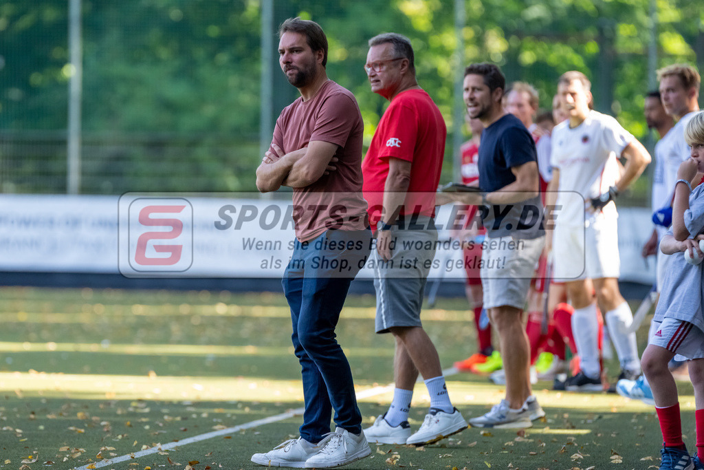 HK_20240907_105420 | 1. Bundesliga Herren RW Köln - Crefelder HTC am 7.9.2024 RW Köln, Köln , Schmitz Johannes ( Trainer Crefelder HTC ), Hans-Werner Sartory ( TM ) , Ronan Gourmley ( Trainer Crefelder HTC )