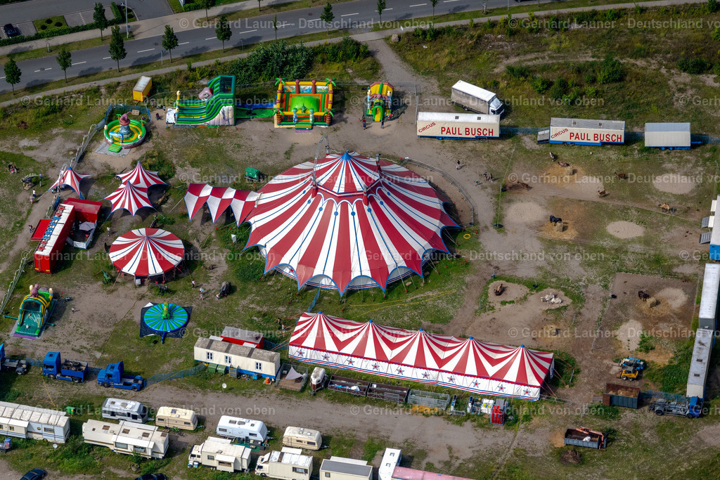 4050259 | OBERHAUSEN 25.08.2021 Circus- Zelt- Kuppeln des Zirkus "Circus Paul Busch" in Oberhausen im Ruhrgebiet im Bundesland Nordrhein-Westfalen, Deutschland. // Circus tent domes of the circus "Circus Paul Busch" in Oberhausen at Ruhrgebiet in the state North Rhine-Westphalia, Germany. Foto: Gerhard Launer