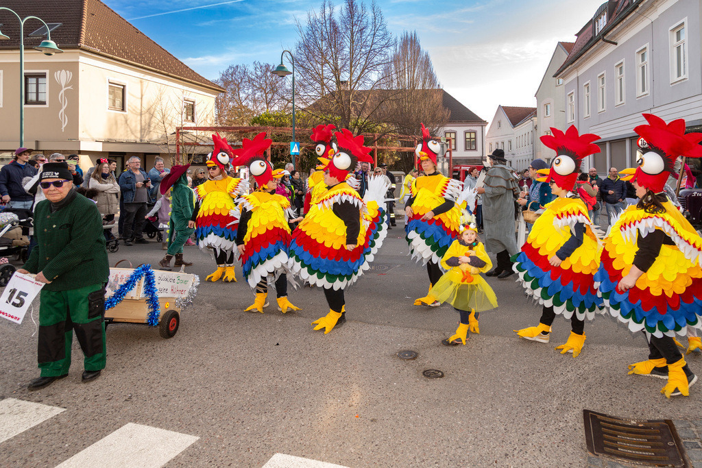 Umzug2025-191_9885 | Fotostrecke: FASCHINGSUMZUG 2025 in Loosdorf. 22 Masken(gruppen)-Teilnehmer: Loosdorfer Vereine, Wirtschaftstreibende, Gemeindeabordnungen sowie Kreditinstitute. rund 700 Besucher entlang der Hauptstrasse. Veranstaltungs-Sicherung durch Mannschaft der FF-Loosdorf mit schwerem Gerät. Maskenprämierung am EKZ-Platz durch Bgm. Thomas Vasku in den Kategorien: Bester Festwagen (Fa. gkonzept-Groissenberger; Beste Personengruppe-ASK-Loosdorf; Beste Einzelperson; Weiteste Anreise-FF Schollach;