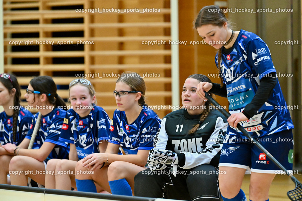 VSV Unihockey Damen vs. FCB München | Spielerbank VSV Unihockey, #1 Hannah Maria Kofler VSV Unihockey, #97 Bettina Wildmann VSV Unihockey, VSV Unihockey Damen vs. FCB München, VSV Unihockey Damen vs. FCB München am 24.01.2026 in Villach (Ballspielhalle St. Martin), Austria, (Photo by Bernd Stefan)