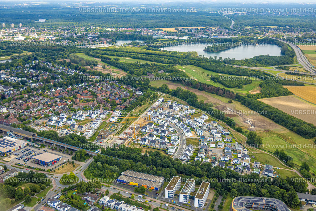 Duisburg250704380Sued | Luftbild, Duisburg-Süd, Wohngebiet Angerbogen, Am Alten Angerbach, halbkreisförmige Neubau-Wohnsiedlung, Gewerbegebiet Xella International GmbH und Edeka E-Center Angerbogen, überdachter Bahnhof Angerbogen, hinten der Rahmer See, Huckingen, Duisburg, Ruhrgebiet, Nordrhein-Westfalen, Deutschland
