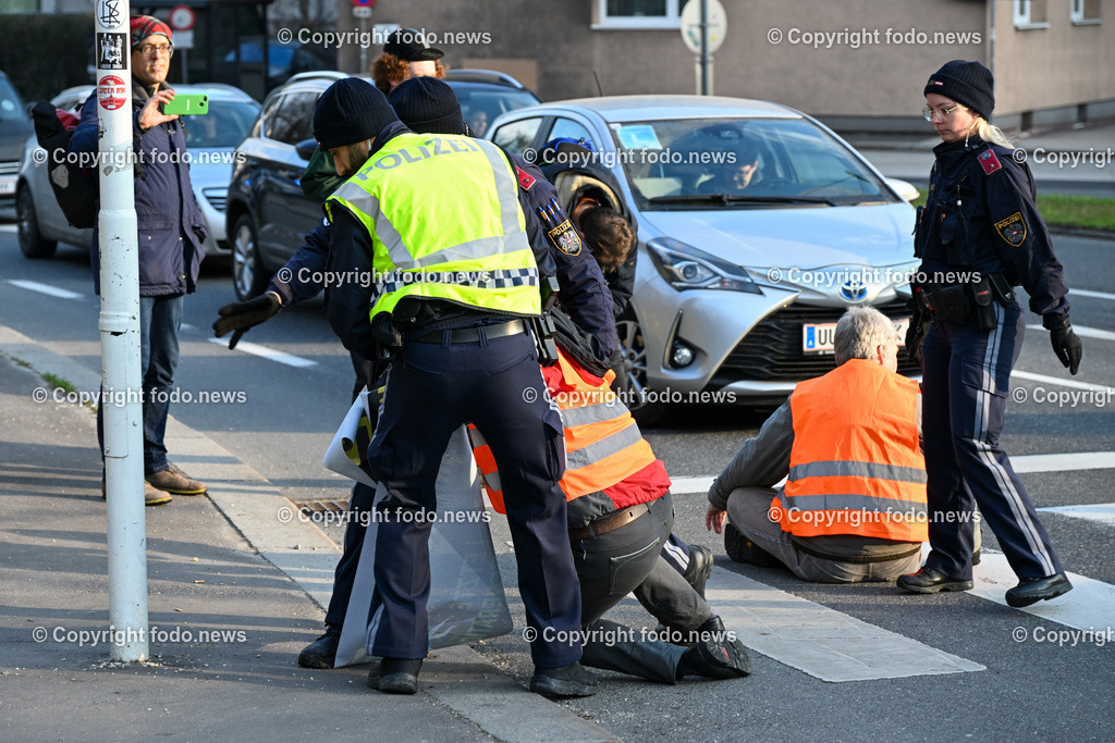  Klimagegner Linz Waldeggstrasse_ Klimakleber_ 20.03.2023-34 | 20.03.2023, Linz, AUT, Klimagegner Linz Klimakleber, im Bild Klimagegner kleben auf der Strasse, Linz Waldeggstrasse, Polizei, Verkehr, Zebrastreifen, Fussgaengeruebergang, Transparent, Demo, Klimawandel