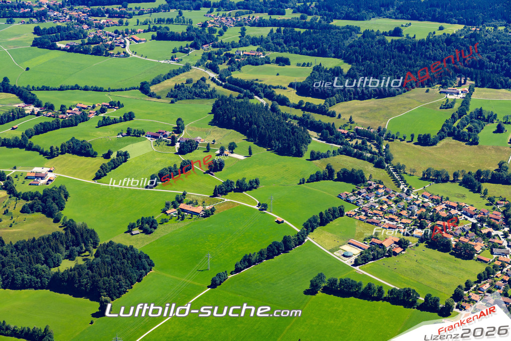 Aktuelles Luftbild von  Waakirchen - Die Luftaufnahme wurde 2022 mittels UL-Flugzeug erstellt ( keine Drohne ) - hochauflösende Kamera-Systeme von  Canon -Beste Qualität - Für grossformatige Ausdrucke geeignet. Die Geschenkidee !