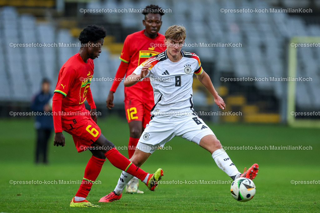 WUP14102402116 | 14.10.2024, Fußball, U20 Länderspiel Deutschland - Ghana, Stadion am Zoo, Wuppertal, Saison 2024 2025: Aljoscha Kemlein (GER #8) gegen Mahmoud Mohaison (Ghana #6) und Boah Collins (Ghana #12)