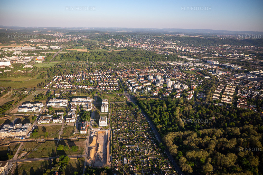 Luftbild: Emmy-Noether-Straße mit Technologiepark Karlsruhe und Kleingartenverein Hirtenweg e.V. im Ortsteil Rintheim in Karlsruhe im Bundesland Baden-Württemberg in Deutschland. Foto: IMG_120514.jpg vom 23.04.2020 durch Werner Riehm/FLY-FOTO.deWWW.TECHPARK.DE