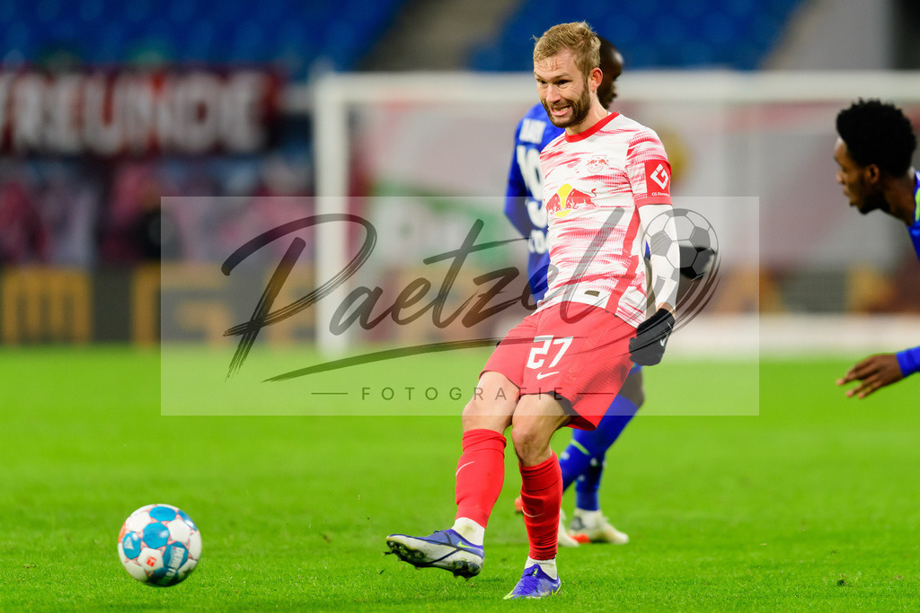 RBLLEV20211128_155 | Fussball, Herren: Konrad Laimer (RB Leipzig) in Aktion, am Ball, Einzelaktion bei dem Spiel der 1. Bundesliga zwischen RB Leipzig und Bayer 04 Leverkusen in der Red Bull Arena am 28.11.2021 in Leipzig, Deutschland.DFB / DFL REGULATIONS PROHIBIT ANY USE OF PHOTOGRAPHS AS IMAGE SEQUENCES AND/OR QUASI-VIDEO. - Realisiert mit Pictrs.com