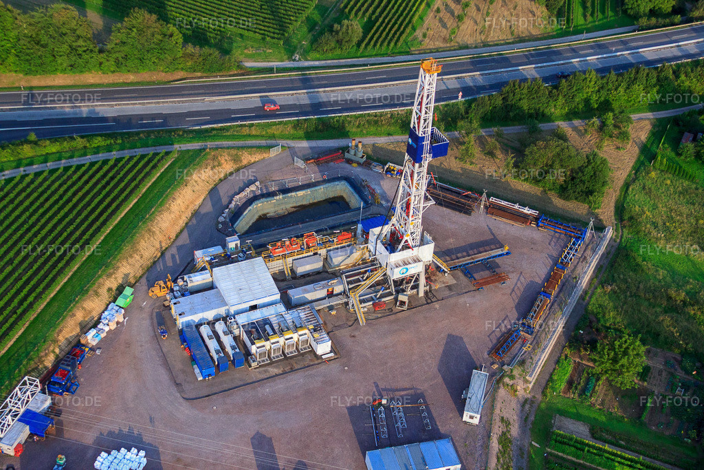 Baustelle zur 2. Bohrung an der Geothermieanlage an der A65 | Luftbild: Baustelle zur 2. Bohrung an der Geothermieanlage an der A65 in Insheim im Bundesland Rheinland-Pfalz in Deutschland. Foto: IMG_33167.jpg vom 04.09.2010 durch Werner Riehm/FLY-FOTO.de - Realisiert mit Pictrs.com