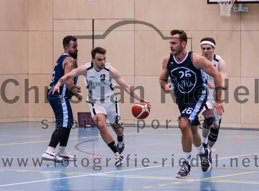 2022-04-03_077_TSV_Vaterstetten_gegen_SV_Weissblau-Allianz_Muenchen | Vaterstetten, Deutschland, 03.04.2022:
Basketball, Bezirksoberliga Herren 2021 / 2022, 14. Spieltag, TSV Vaterstetten gegen SV Weißblau-Allianz München, Endergebnis: 86:54

Emre Urun (SV Weißblau-Allianz München, #3), Konstantin Huber (TSV Vaterstetten, #13), Rene Pferner (SV Weißblau-Allianz München, #26), Bastian Heckner (TSV Vaterstetten, #7)

Foto: Christian Riedel / fotografie-riedel.net
