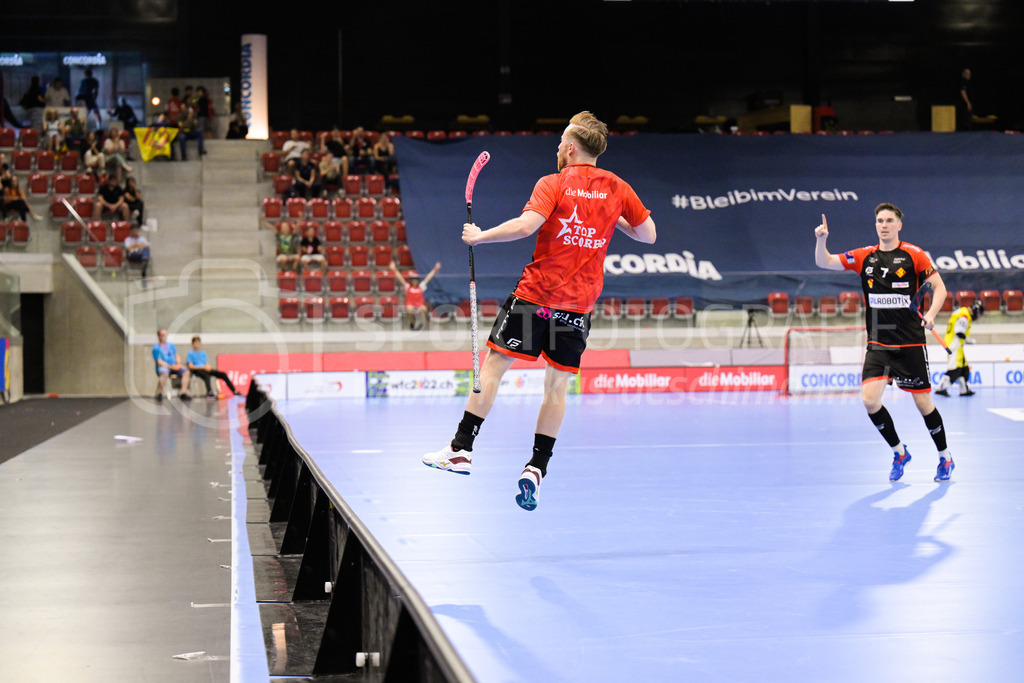 HC Rychenberg vs. Floorball Köniz - 28. August 2022 | HC Rychenberg vs. Floorball Köniz
AXA Arena, Winterthur
Noah Püntener (#19 HC Rychenberg) erzielt das 3:2, rechts Nils Conrad (#7 HC Rychenberg).
Bild: Sportfotografie Markus Aeschimann | www.markus-aeschimann.ch - Realisiert mit Pictrs.com