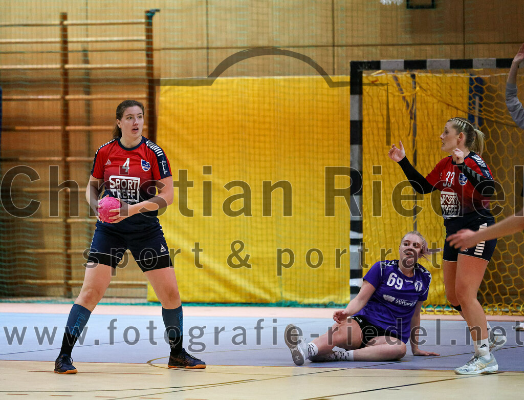 2022-11-19_103_SpVgg_Altenerding_gegen_HC_Donau-Paar | Erding, Deutschland, 19.11.2022:
Handball, Bezirksoberliga Frauen Altbayern 2022 / 2023, 5. Spieltag, SpVgg Altenerding gegen HC Donau/Paar, Endergebnis: 22:33

Simone Jens (HC Donau/Paar, #4), Selina Becker (SpVgg Altenerding, #69), Lisa Günther (HC Donau/Paar, #33)

Foto: Christian Riedel / fotografie-riedel.net