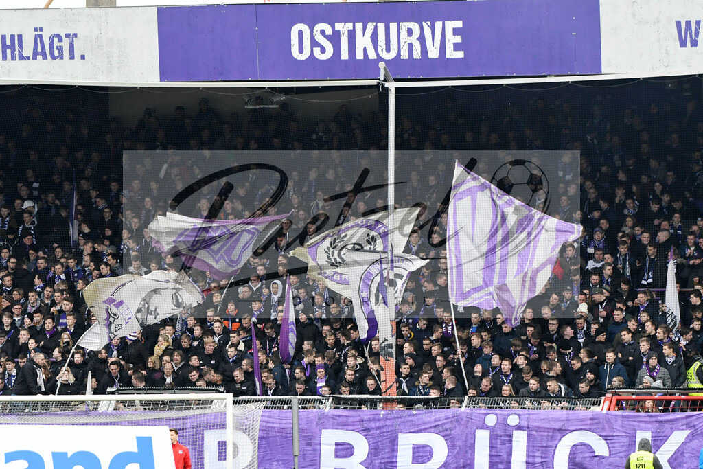 20200208_OSNFCN_0026 | Fußball, Herren: . Die Fans vom VfL Osnabrueck waehrend des Spiels der 2. Bundesliga zwischen VfL Osnabrueck und 1. FC Nuernberg im Stadion an der Bremer Bruecke am 08.02.2020 in Osnabrueck, Deutschland.DFB / DFL REGULATIONS PROHIBIT ANY USE OF PHOTOGRAPHS AS IMAGE SEQUENCES AND/OR QUASI-VIDEO. - Realisiert mit Pictrs.com