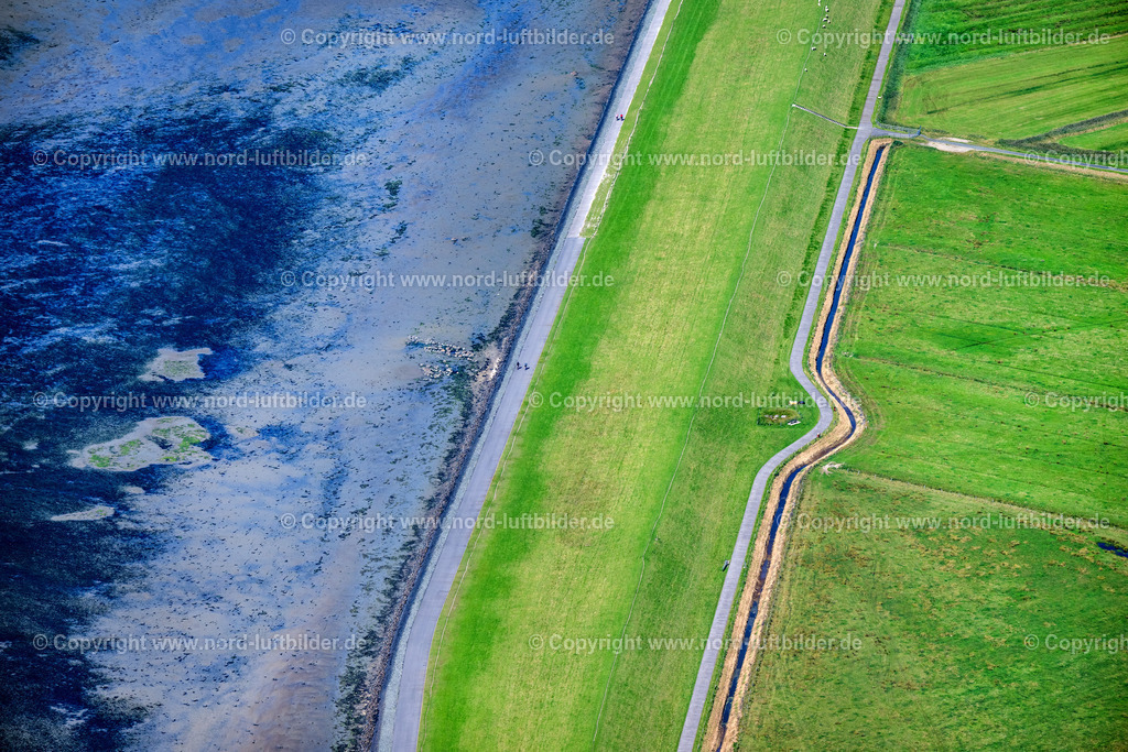 Sylt_Morsum_Grabhügel_Riesenbetten_74_75_ELS_5174130825 | SYLT 13.08.2025 Archäologische Grabhügel " Riesenbetten " vor und hinter dem Deich an der Koogstraße in Sylt Nordsee - Insel im Bundesland Schleswig-Holstein, Deutschland. // Archaeological burial mounds "Giant Beds" in front of and behind the dike at Koogstrasse in Sylt, North Sea island in the federal state of Schleswig-Holstein, Germany. Foto: Martin Elsen
