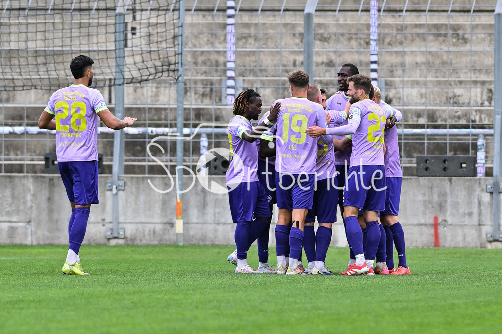 FC Bayern Amateure - FC Würzburger Kickers | Jubel der Gäste nach dem Treffer zum 0-3 durch Tim KRAUS (Würzburger Kickers 31) / Tor / Torschuetze / Freude / Happy / Regionalliga Bayern: FC Bayern Amateure - FC Würzburger Kickers; Grünwalder Stadion am 27.09.2025
