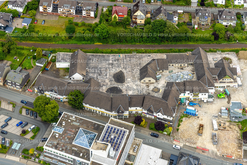 BadBerleburg240710259 | Luftbild, Abriss des ehemaligen Eins-A-Komplexes an der Schulstraße, Bad Berleburg, Wittgensteiner Land, Nordrhein-Westfalen, Deutschland