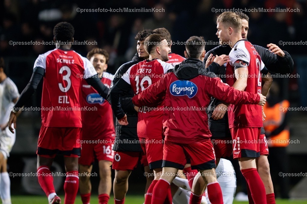 xYDR12032501201 | 12.03.2025, xydrx, Fußball, Viktoria Köln - Rot-Weiss Essen, 3.Liga, Sportpark Höhenberg, Saison 2024 2025:  Viktoria Köln Spieler freuen sich über den Sieg. DFB regulations prohibit any use of photographs as image sequences and or quasi-video.