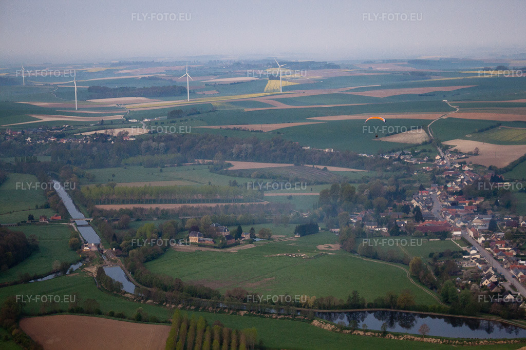 Vue aérienne: Canal de la Sambre à l'Oise à Vadencourt dans le département Aisne, France. Photo: IMG_39998.jpg prise le 17/04/2011 par Werner Riehm/FLY-FOTO.euRésolution de l'original: 4752 x 3168 px