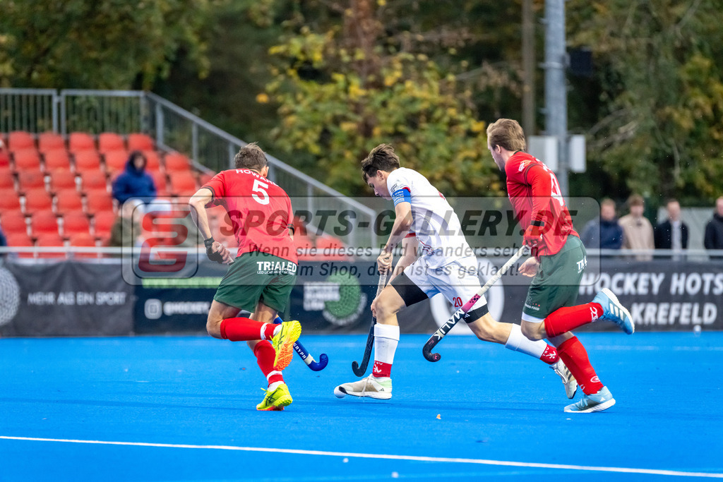 HK_20241102_108411 | 1. Bundesliga Herren Crefelder HTC - TSV Mannheim am 2.11.2024 CHTC Krefeld, Krefeld , Howard Tim ( Crefelder HTC #5 ) , Emil Gomes ( TSV Mannheim #20 ) , Friedrich Elias ( Crefelder HTC #20 )