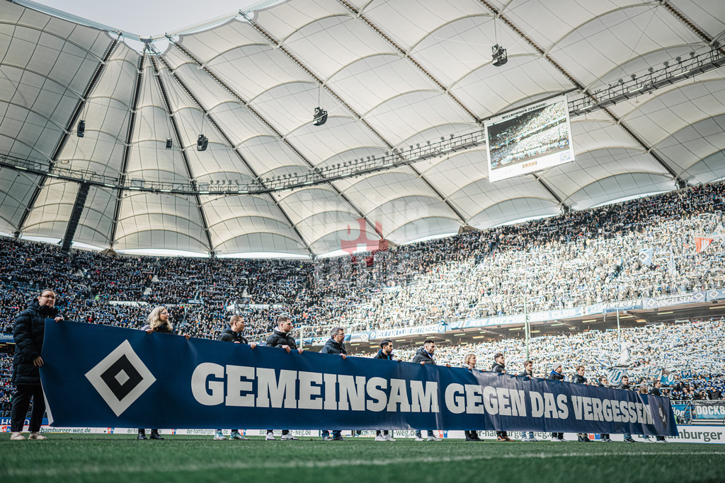 Fußball | Männer | Saison 2023/2024 | 2. Fußball-Bundesliga | 19. Spieltag | Hamburger SV vs. Karlsruher SC | 28.01.2024 | vor dem Spiel der Banner 'Gemeinsam gegen das Vergessen'