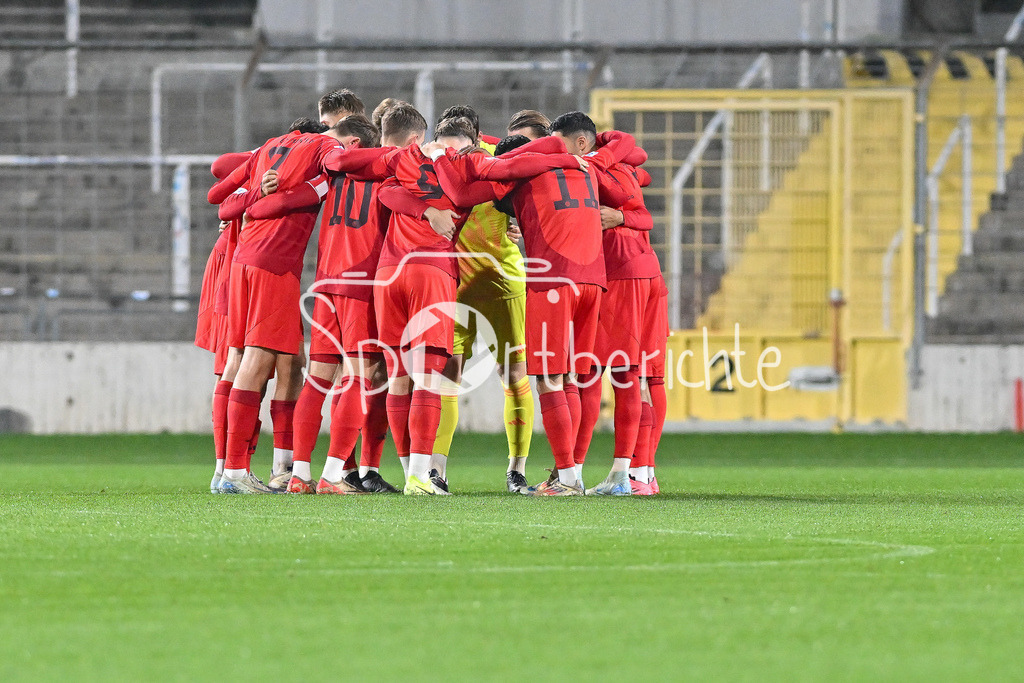 FC Bayern Amateure - SpVgg Greuther Fürth II | Das Team der kleinen Bayern motiviert isch nochmal vor der Partie / Regionalliga Bayern: FC Bayern Muenchen II - SpVgg Greuther Fuerth II, Gruenwalder Stadion am am 29.10.2024
