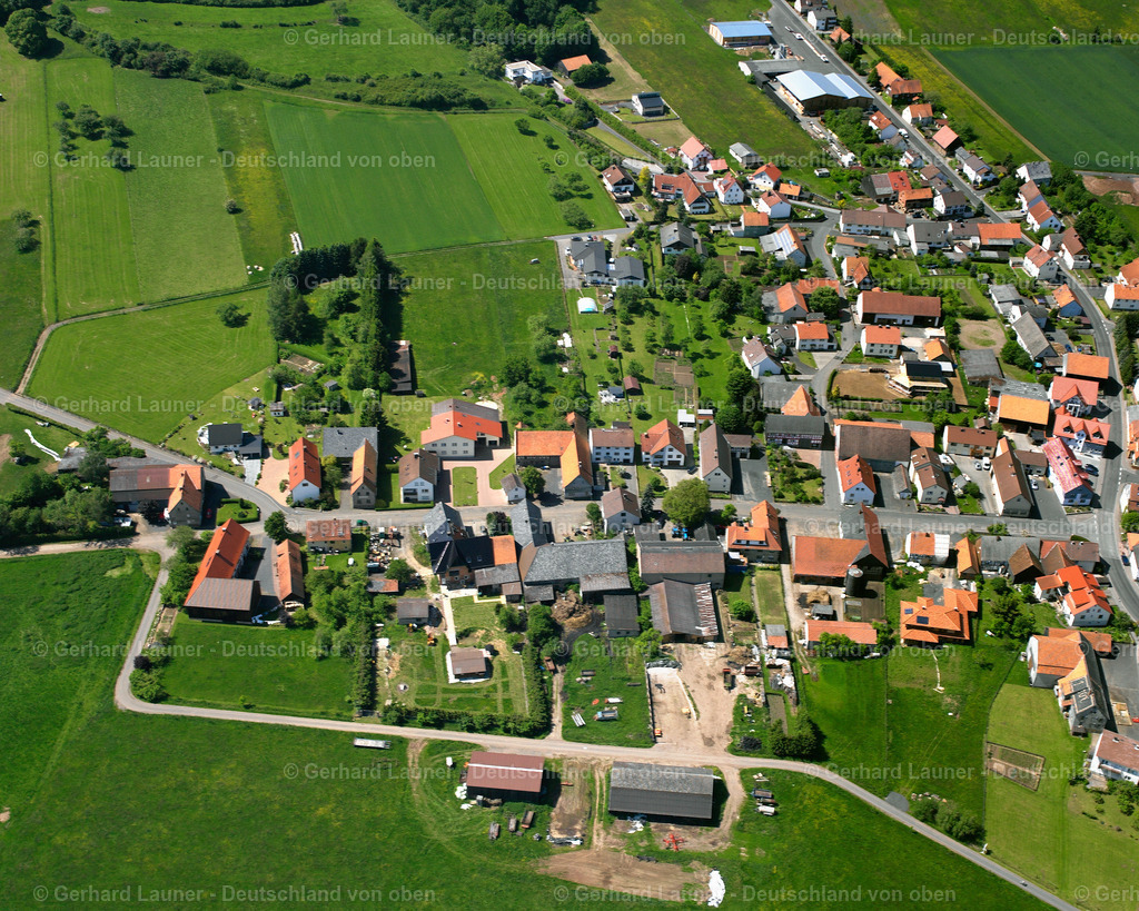 2615820 | WALLENROD 09.06.2006 Ortsansicht am Rande von landwirtschaftlichen Feldern und Nutzflächen  in Wallenrod im Bundesland Hessen, Deutschland // Village view on the edge of agricultural fields and land  in Wallenrod in the state Hesse, Germany Foto: Gerhard Launer