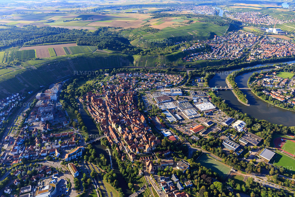 Luftbild: Historische Altstadt über der Enz mit Waldhornturm, Stadtmauer, Standesamt, Schlosshof, Turm,. Stadtkirche und Friedrich-Schelling-Schule Besigheim in Besigheim im Bundesland Baden-Württemberg in Deutschland.Foto: IMG_093527.jpg vom 22.08.2016 durch Werner Riehm/FLY-FOTO.deEvangelische Kirchengemeinde BesigheimFriedrich-Schelling-Schule Besigheim