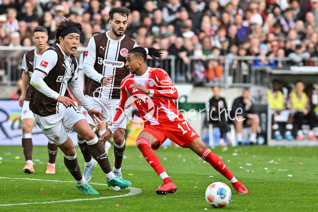 FC St. Pauli - FC Bayern München | ST. PAULI, DEUTSCHLAND - 11. APRIL: im Duell Tomoya ANDO (FC St. Pauli 15) und Michael OLISE (FC Bayern Munich 17) während dem Bundesligamatch zwischen dem FC St. Pauli und dem FC Bayern München am 29. Spieltag im Millerntor Stadion / DFL REGULATIONS PROHIBIT ANY USE OF PHOTOGRAPHS AS IMAGE SEQUENCES AND/OR QUASI-VIDEO