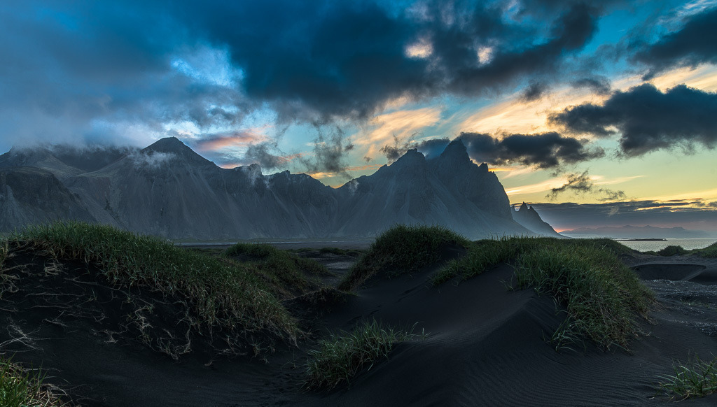 island-2019-342 | Der Berg Vestrahorn und die Dünenlandschaft mit schwarzem Sand auf der Landzunge Stokksnes im Südosten von Island bei Sonnenaufgang Ende Juni. - Realisiert mit Pictrs.com