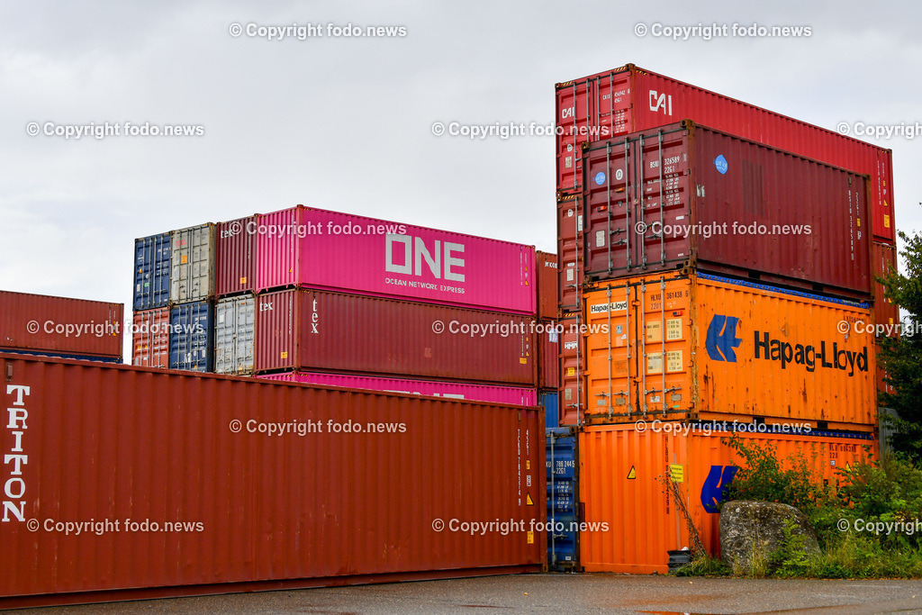 Deutschland_ Baden-Wuerttemberg_ Ulm_ 31.08.2025-1 | 31.08.2025, Deutschland, GER, Baden-Wuerttemberg, Ulm, im Bild Themenbild, Gueterverkehr, kombinierter Verkehr, Containerumschlag, Bahn-Logistik, Intermodaltransport, nachhaltiger Guetertransport, Schiene-Straße-Anbindung, Logistikzentrum, Transportknotenpunkt, Infrastruktur Ulm, DUSS, Frachtverteilung, Gueterdrehscheibe, Logistiknetzwerk, umweltfreundlicher Transport, Container, Fracht, Kran, Stapel, Feature, Symbolbild