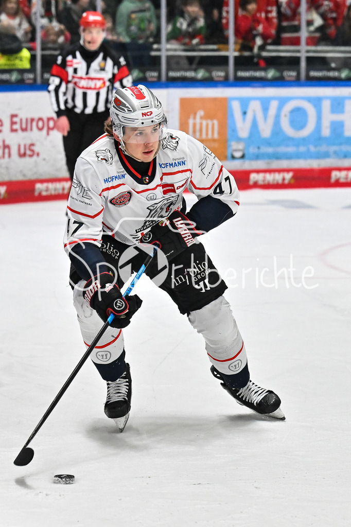 Augsburger Panther - Nürnberg Ice Tigers | AUGSBURG, GERMANY - 23. DECEMBER: am Puck Owen HEADRICK (Nürnberg Ice Tigers 47) / Einzelfoto / Freisteller während dem Match zwischen den Augsburger Panthern und den Nürnberg Ice Tigers am 31. Spieltag der Penny DEL im Curt Frenzel Stadion