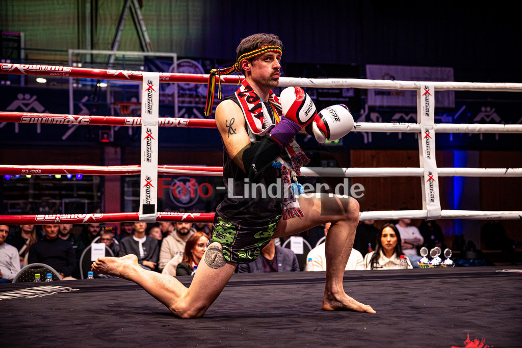 Arnold Markovic(White Tiger) blau gegen Benjamin Radult 34j (SCS Mun) rot | MFA Fight Night MT bis 67kg Kampf 11, Arnold Markovic(White Tiger) blau gegen Benjamin Radult 34j (SCS Mun) rot, 20251108,,2025-11-08 in Penzberg (Wellenberghalle Penzberg), Copyright: WolfgangxLindner www.foto-lindner.de