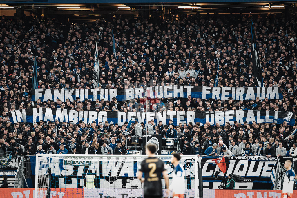 Fußball | Männer | Saison 2025/2026 | 1. Fußball-Bundesliga | 12. Spieltag | Hamburger SV vs. VfB Stuttgart | 30.11.2025 | Transparent Banner der HSV Fans Fankultur Braucht Freiraum In Hamburg, Deventer, Überall!