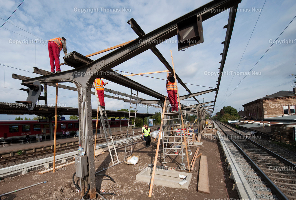 Bahnhof Bensheim (2) | Der Bahnhof Bensheim ist ein wichtiger Verkehrsknotenpunkt an der Hessischen Bergstraße. Die Bilder zeigen Gleisanlagen, Bahnsteige, Züge und die Architektur des Bahnhofs im Wandel der Zeit. Fotografien aus dem Alltag des Bahnverkehrs und dem Stadtbild von Bensheim.