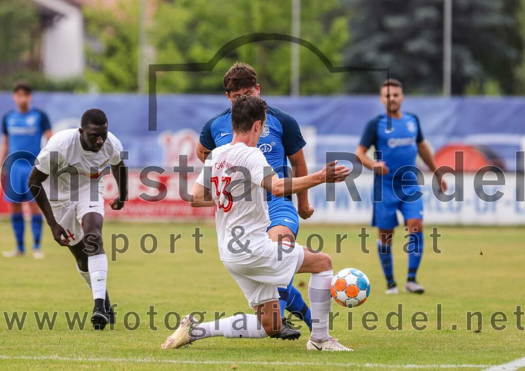 2023-06-30_085_FC_Langengeisling_gegen_VfB_Forstinning | Erding, Deutschland, 30.06.2023:
Fußball, Bezirksliga Oberbayern Ost 2023 / 2024, Testspiel, FC Langengeisling gegen VfB Forstinning, Endergebnis: 3:0

Bakary Touray (VfB Forstinning, #14), Niklas Mayer (VfB Forstinning, #13), Florian Rupprecht (FC Langengeisling, #11)

Foto: Christian Riedel / fotografie-riedel.net