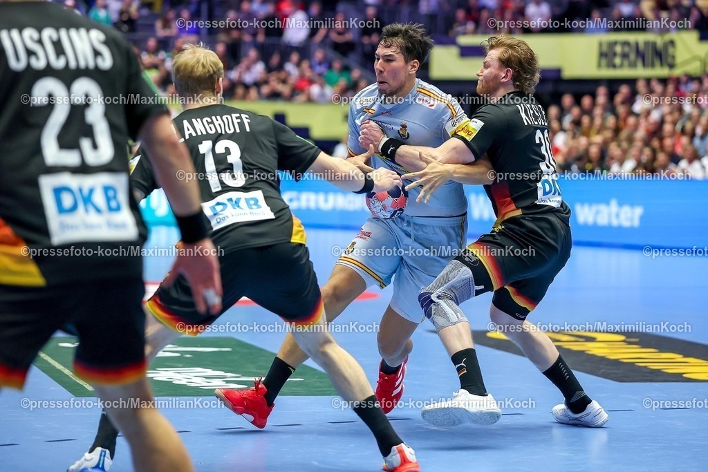 EHF19012602040 | 19.01.2026, Handball, Men's EHF EURO 2026, Deutschland - Spanien, Jyske Bank Boxen in Herning, Dänemark, Preliminary Round:  Daniel Dujshebaev Dovichebaeva (Espania #24) im Zweikampf gegen   Matthes Langhoff (Germany #13) Tom Kiesler (Germany #30) 