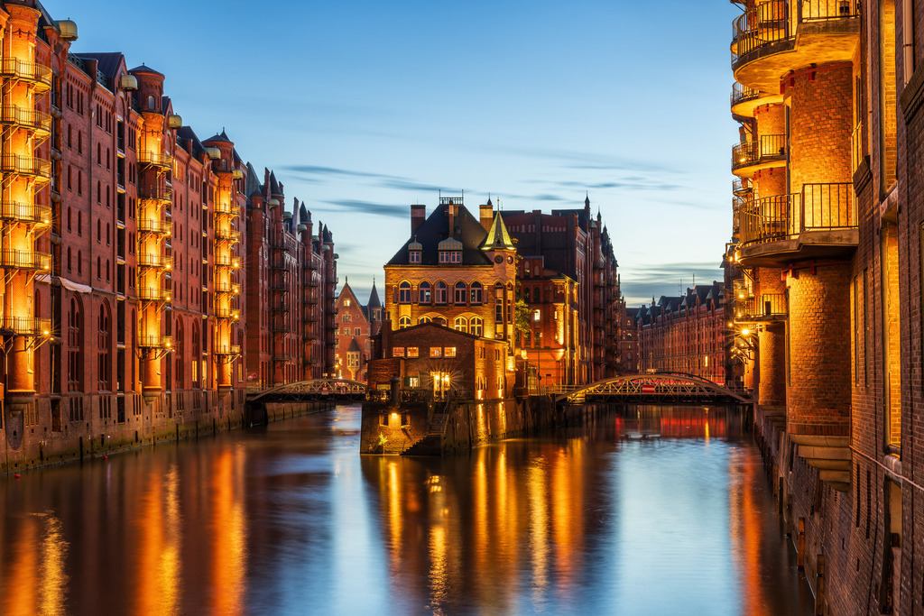10231027 - Goldene Speicherstadt | Kaufen Sie Hamburg Bilder und Hamburg Fotos auf Leinwand, Acrylglas, Alu-Dibond, oder als Poster in Hamburgs großer Onlinegalerie. Elbphilharmonie Bilder, Hamburger Hafen, Speicherstadt, Alster und viel mehr.