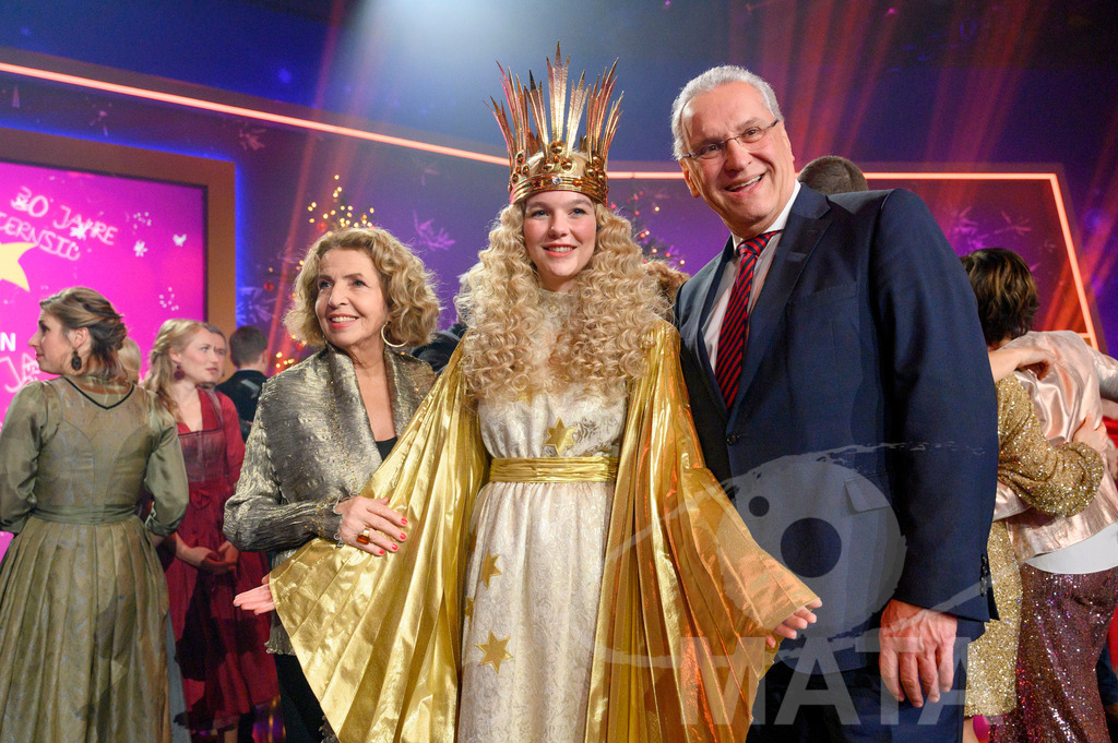 _DWA2142 | Michaela May, Christkind Nelli Lunkenheimer,  Joachim Hermann bei '30 Jahre Sternstunden-Gala 2023' in der Frankenhalle. Nürnberg, 15.12.2023 - Realisiert mit Pictrs.com